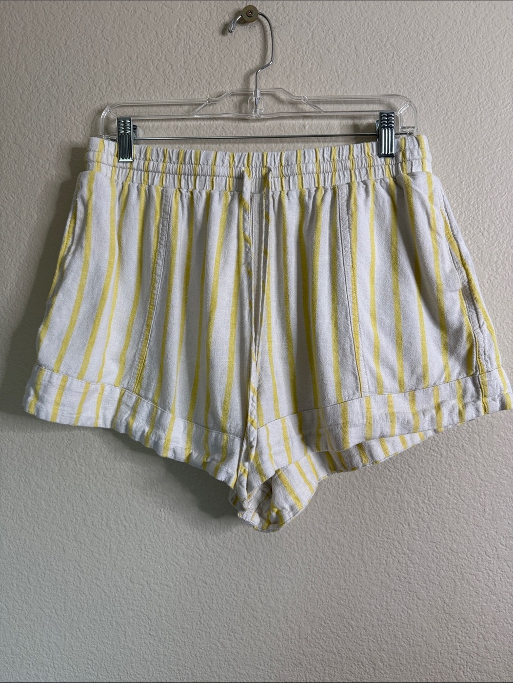 Universal Thread White & Yellow Striped Pull-On linen blend Shorts medium